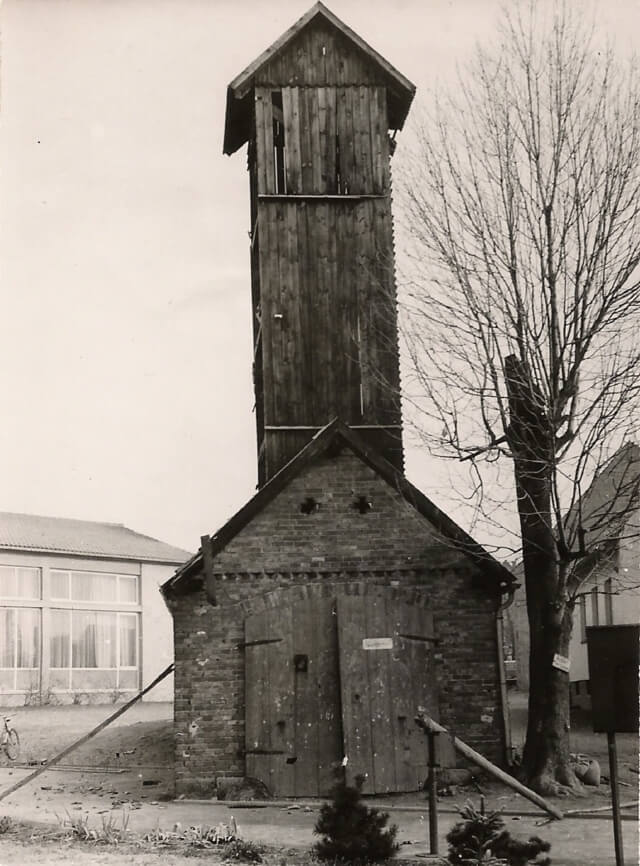 Das erste Gerätehaus der Flechtorfer Feuerwehr in den 50er Jahren. Im Hintergrund ist das neu errichtete Dorfgemeinschaftshaus zu sehen