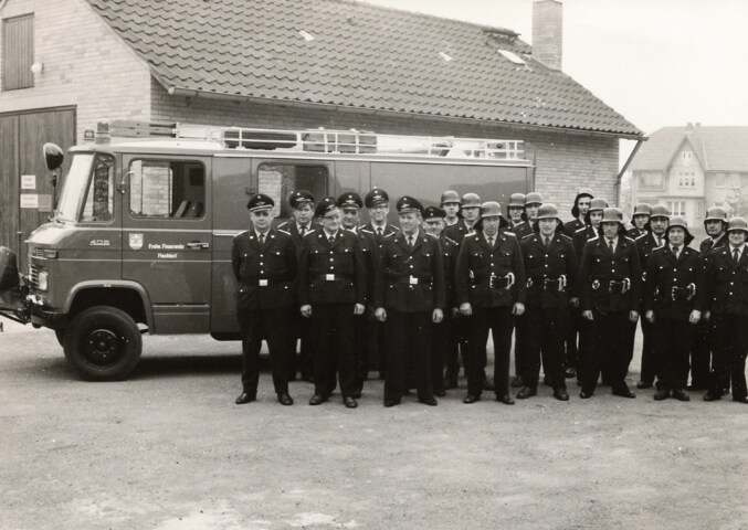 Gruppenfoto anlässlich der Übergabe des neuen LF 8 im Jahr 1970.