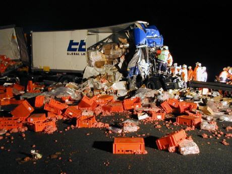 Einer von zahlreichen schweren Verkehrsunfällen auf den Bundesautobahnen im Jahr 2005 bei denen die Flechtorfer Wehr ausrücken musste