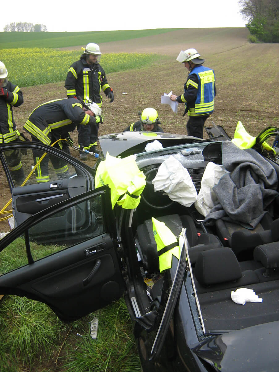 Verkehrsunfall mit einer eingeklemmten Person am 06. Mai zwischen Beienrode und Flechtorf (K38)
