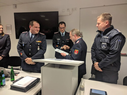 Kreisjugendfeuerwehrwart Guido Ruhe bei der Verleihung der Floriansmedaille der Kreisjugendfeuerwehr an Adrian Nabereit.